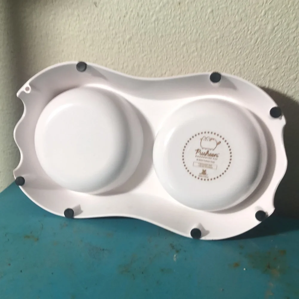 Pink Pusheen pet dish - missing one of the rubber feet.